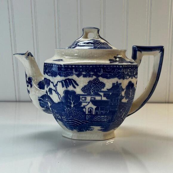 Vintage Blue Willow Tea Pot Made In Japan **Decorative not for use Please READ** - Picture 1 of 9